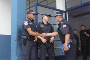 guardas se cumprimentando