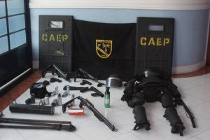 equipamentos de patrulhamento tático dispostos sobre uma mesa