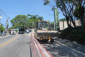 máquinas trabalhando em obra da estrada dos altos