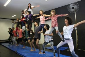 alunos de oficina cultural fazendo coreografia
