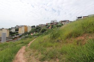 vista do terreno onde serão construídos os apartamentos