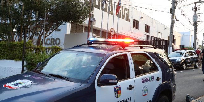 viatura da guarda de barueri estacionada com o giroflex ligado